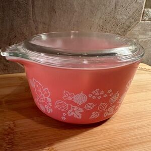 Pyrex Pink Gooseberry Iconic 1-quart Cinderella Casserole Dish with Lid